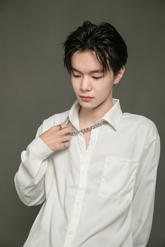 最红“裸模”一年拍21套人体写线岁却仍未婚